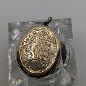 🌹 Antique Victorian-Style "Many Happy Returns" Sentiment Locket